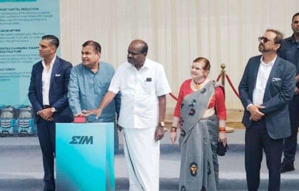 नितिन गडकरी ने किया उत्तर भारत का पहला वाणिज्यिक इलेक्ट्रिक ट्रक बैटरी स्वैपिंग स्टेशन का उद्घाटन