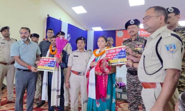 झारखंड के गिरिडीह में हार्डकोर नक्सली दम्पति ने किया आत्मसमर्पण