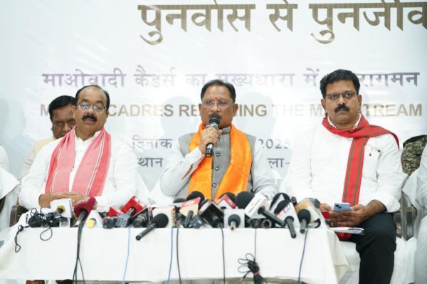 छत्तीसगढ़ : बस्तर में नक्सल उन्मूलन की दिशा में ऐतिहासिक दिन, बंदूक छोड़ संविधान अपनाने वालों का स्वागत &mdash;मुख्यमंत्री विष्णु देव साय