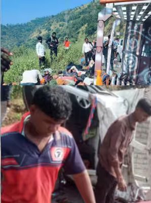 महाराष्ट्र के नंदुरबार के चंद्रशैली घाट पर वाहन पलटा, आठ की मौत