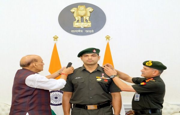 भाला फेंक खिलाड़ी नीरज चोपड़ा को भारतीय सेना में लेफ्टिनेंट कर्नल की मानद उपाधि