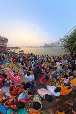 अस्ताचल गामी सूर्य को अर्घ्य देने के लिए घाटों पर उमड़े लाखों श्रद्धालु, सीएम ममता भी पहुंची
