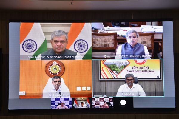 रेल मंत्री अश्विनी वैष्णव ने चक्रवात ‘मोन्था’ के बाद आंध्र और ओडिशा में पुनर्वास कार्यों की समीक्षा की