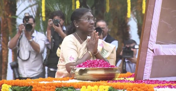  राष्ट्रपति द्रौपदी मुर्मू ने राष्ट्रीय एकता दिवस पर सरदार वल्लभभाई पटेल को पुष्पांजलि अर्पित की