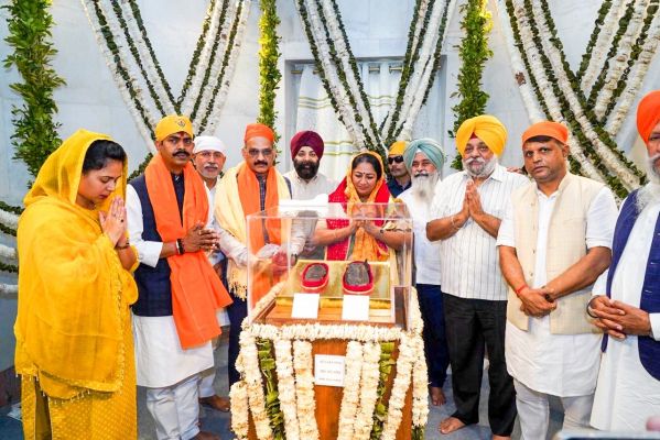 संगत-पंगत परंपरा ने समाज को समानता और भाईचारे की डोर से जोड़ा : रेखा गुप्ता