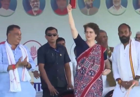  पश्चिम चंपारण में प्रियंका गांधी की रैली में उमड़ा जनसैलाब, प्रियंका ने कहा-बिहार में बदलाव की नई शुरुआत होगी