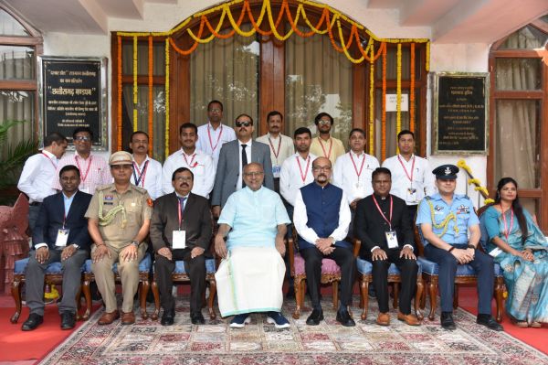 छत्तीसगढ़ : उप राष्ट्रपति ने राजभवन परिवार के साथ कराई फोटोग्राफी