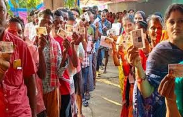 बिहार में प्रथम चरण के चुनाव के लिए मतदान शुरू, 1314 उम्मीदवारों का भाग्य ईवीएम में होगा बंद