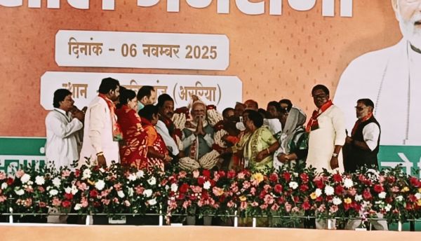 एनडीए घुसपैठिए को देश से निकालने में तो कांग्रेस और राजद उसे बचाने में लगी है : नरेन्द्र मोदी