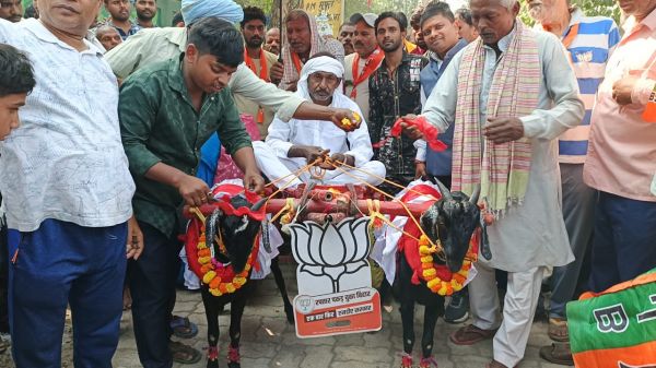 बकरा वाले गाड़ी में बैठ पीएम को देखना पहुंचा प्रशंसक