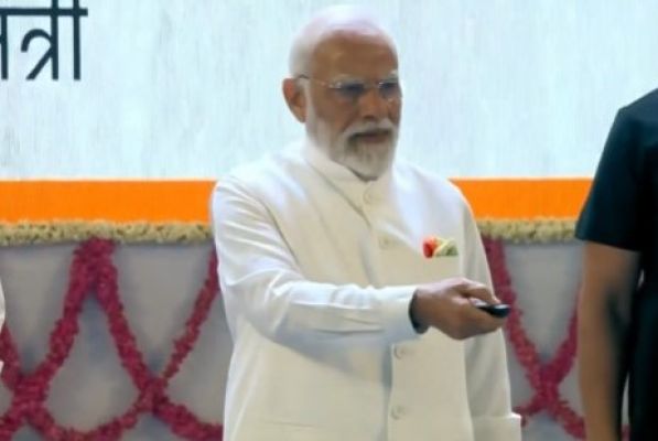 प्रधानमंत्री मोदी ने “वंदे मातरम” के 150 वर्ष पूरे होने पर वर्षभर चलने वाले स्मरणोत्सव का शुभारंभ किया