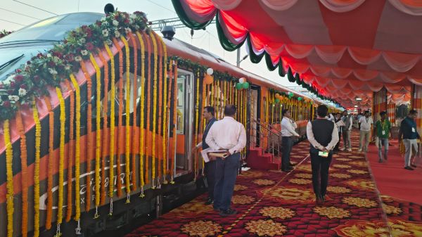 सज धज कर तैयार बनारस–खजुराहो वंदे भारत एक्सप्रेस