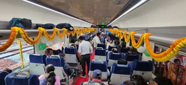 प्रधानमंत्री मोदी ने देश को चार और वंदेभारत की दी सौगात, दिखाई झंडी, वाराणसी से खजुराहो जाना हुआ आसान, हर-हर महादेव की गूंज