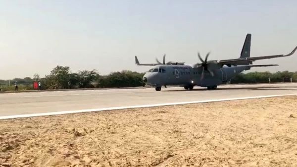 राजस्थान में भारतमाला एक्सप्रेसवे 925ए पर लैंड हुए सुखोई और जगुआर फाइटर जेट