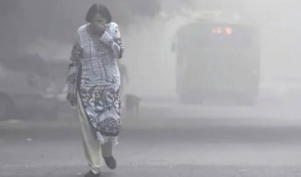 इंडिया गेट के आसपास का क्षेत्र जहरीली धुंध की घनी चादर में