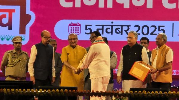 सहकारिता क्षेत्र में उत्कृष्ट कार्य के लिए सम्मानित हुई भखारा की प्राथमिक साख सहकारी समिति