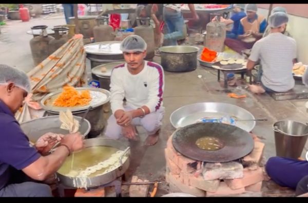 बिहार चुनाव परिणाम के शुरुआती रुझानों में जीत की ओर एनडीए, भाजपा मुख्यालय में उत्सव का माहौल