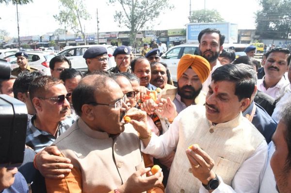 बिहार में एनडीए को बढ़त पर मध्य प्रदेश में मना जश्न, मुख्यमंत्री ने भाजपा कार्यकर्ताओं को खिलाए लड्‌डू