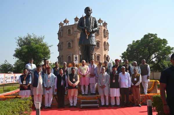 डॉ. मोहन भागवत ने धानक्या स्थित पंडित दीनदयाल उपाध्याय स्मारक पर अर्पित की पुष्पांजलि, प्रदर्शनी का किया अवलोकन