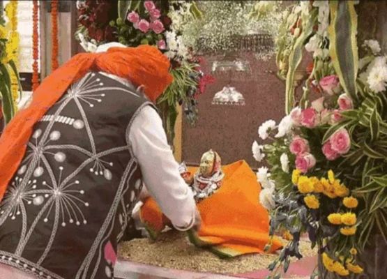 प्रधानमंत्री मोदी ने गुजरात के डेडियापाडा में आदिवासियों की कुलदेवी का किया दर्शन