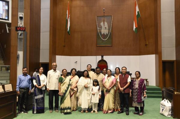 त्रिपुरा "याचिकाओं पर समिति" के अध्यक्ष और सदस्यों के प्रतिनिधिमंडल ने गुजरात विस के बारे में ली जानकारी