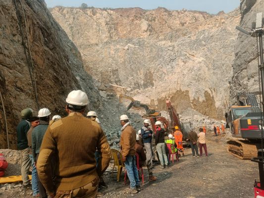 सोनभद्र खनन हादसा : अब तक पांच शव निकाले गए, बचाव कार्य जारी