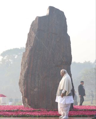 कांग्रेस नेताओं ने शक्ति स्थल पहुंच दी इंदिरा गांधी को श्रद्धांजलि