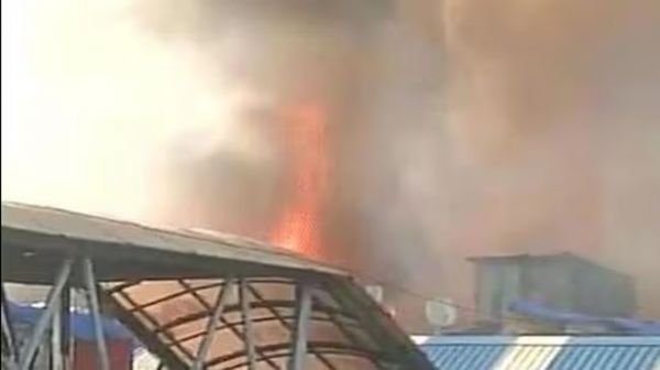 महाराष्ट्र के धारावी में आग लगने से लोकल रेलवे की सेवा प्रभावित, कोई हताहत नहीं