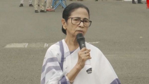निजी परिसर में मतदान केंद्र के प्रस्ताव पर ममता बनर्जी ने जताई आपत्ति