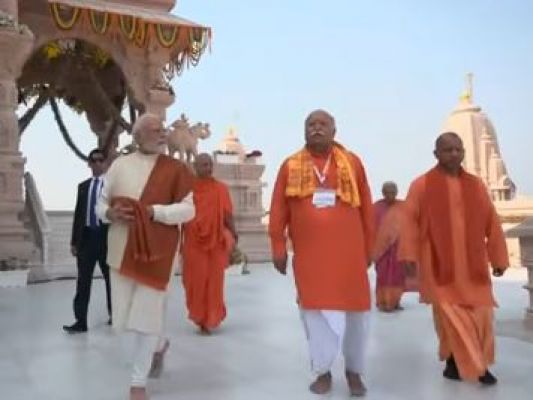  प्रधानमंत्री मोदी ने अयोध्या में राम मंदिर के शिखर पर किया ध्वजारोहण, सरसंघचालक भी रहे मौजूद