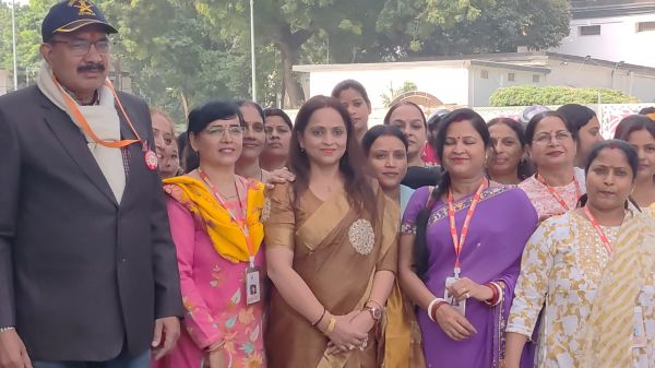 सैंडिस कंपाउंड में प्रवेश शुल्क समय में बदलाव को लेकर ने डीएम को सौंपा ज्ञापन