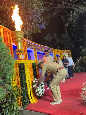 ठाणे के शहीद उद्यान में 26/11के शहीद सैनिकों को यूबीटी गुट की श्रंद्धाजलि