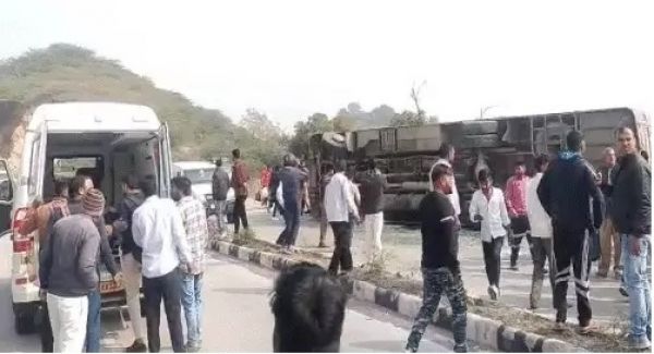 बाइक को बचाने के प्रयास में बस पलटी, सोलह यात्री घायल