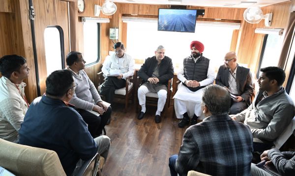  रेल मंत्री ने दिल्ली-चंडीगढ़ रेल मार्ग का विंडो-ट्रेलिंग निरीक्षण किया