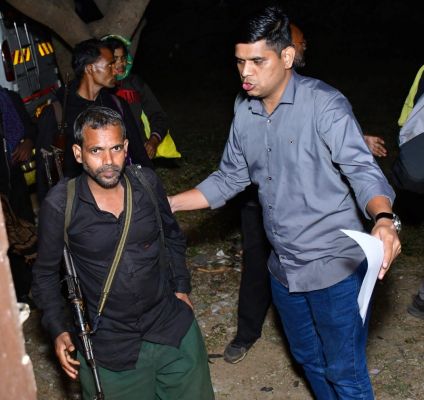 नक्सलियों का आत्मसमर्पण: अनंत उर्फ विकास नागपुरे ने 11 साथियों के साथ किया मुख्यधारा में लौटने का फैसला