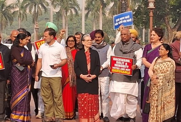  एसआईआर के खिलाफ संसद भवन के बाहर इंडी गठबंधन का प्रदर्शन