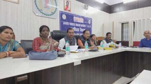 जिला पंचायत शिक्षा समिति की समीक्षा बैठक में शिक्षा से संबंधित विषयाें पर हुई चर्चा