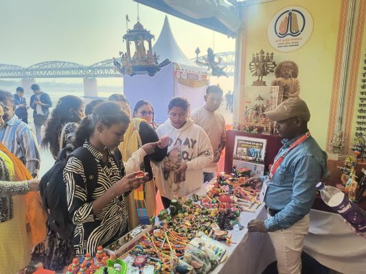  काशी-तमिल संगमम : दर्शकों काे भा रही डीसी हैंडीक्राफ्ट्स की काष्ठ-कला, प्रधानमंत्री मोदी भी हैं मुरीद