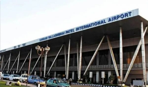 मदीना से हैदराबाद जा रही फ्लाइट की अहमदाबाद में इमरजेंसी लैंडिंग, बम की धमकी वाला मिला ईमेल