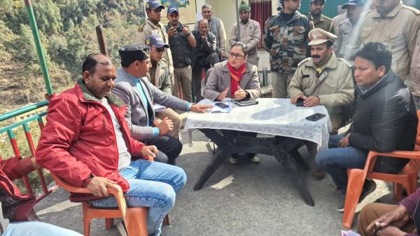 भालू के हमलों से निजात दिलाने काे वन विभाग का किया घेराव