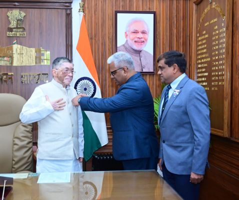 राज्यपाल को लगाया सशस्त्र सेना झंडा दिवस का बैज