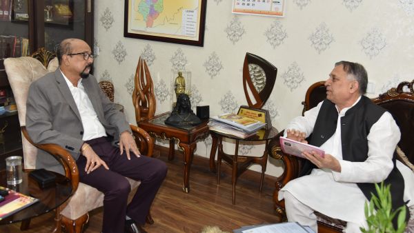 रायपुर : राज्यपाल डेका से छत्तीसगढ़ दिव्यांगजन, वित्त एवं विकास निगम के अध्यक्ष कावड़िया ने की भेंट