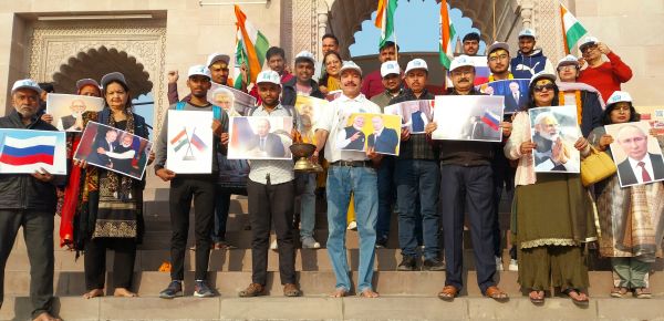 वाराणसी में भारत और रूस की प्रगाढ़ दोस्ती के लिए आरती कर बाबा विश्वनाथ और मां गंगा से प्रार्थना