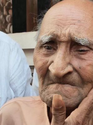  बीस साल बाद गुरु से मिले अमित शाह, वयोवृद्ध की आंखों में आए खुशी के आंसू; पुराने दिनों को याद कर हुए भावुक