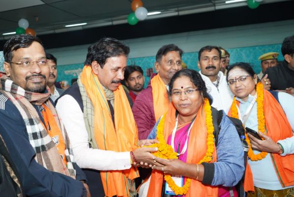 काशी तमिल संगमम-4.0: तमिलनाडु से काशी पहुँचा तीसरा दल, डमरू वादन और पुष्पवर्षा के बीच भव्य स्वागत