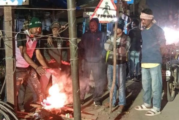 ठंड से राहत के लिए नगर परिषद ने की अलाव की व्यवस्था