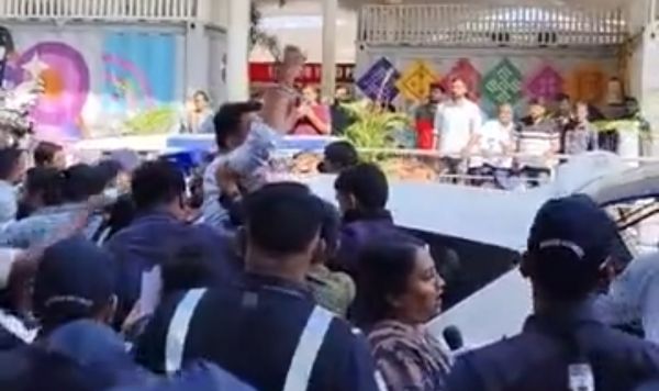  अहमदाबाद एयरपोर्ट पर अब तक 66 फ्लाइट रद्द, एनएसयूआई&ndash;यूथ कांग्रेस ने किया विरोध