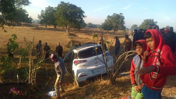  छत्तीसगढ़ के जशपुर जिला में खड़े ट्रेलर से तेज रफ्तार कार टकराई, पांच की माैत