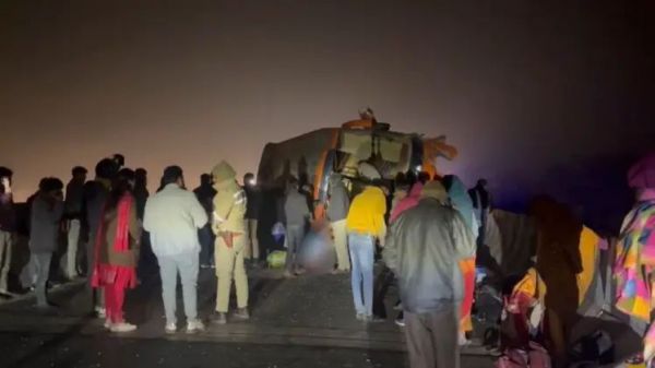  रायबरेली: लखनऊ-प्रयागराज हाईवे पर बस पलटी, छह यात्री घायल