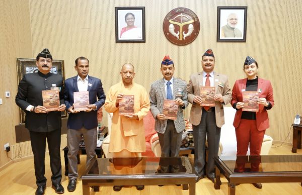 मुख्यमंत्री योगी ने 'फ्लैग पिन' और 'स्मारिका' का विमोचन किया